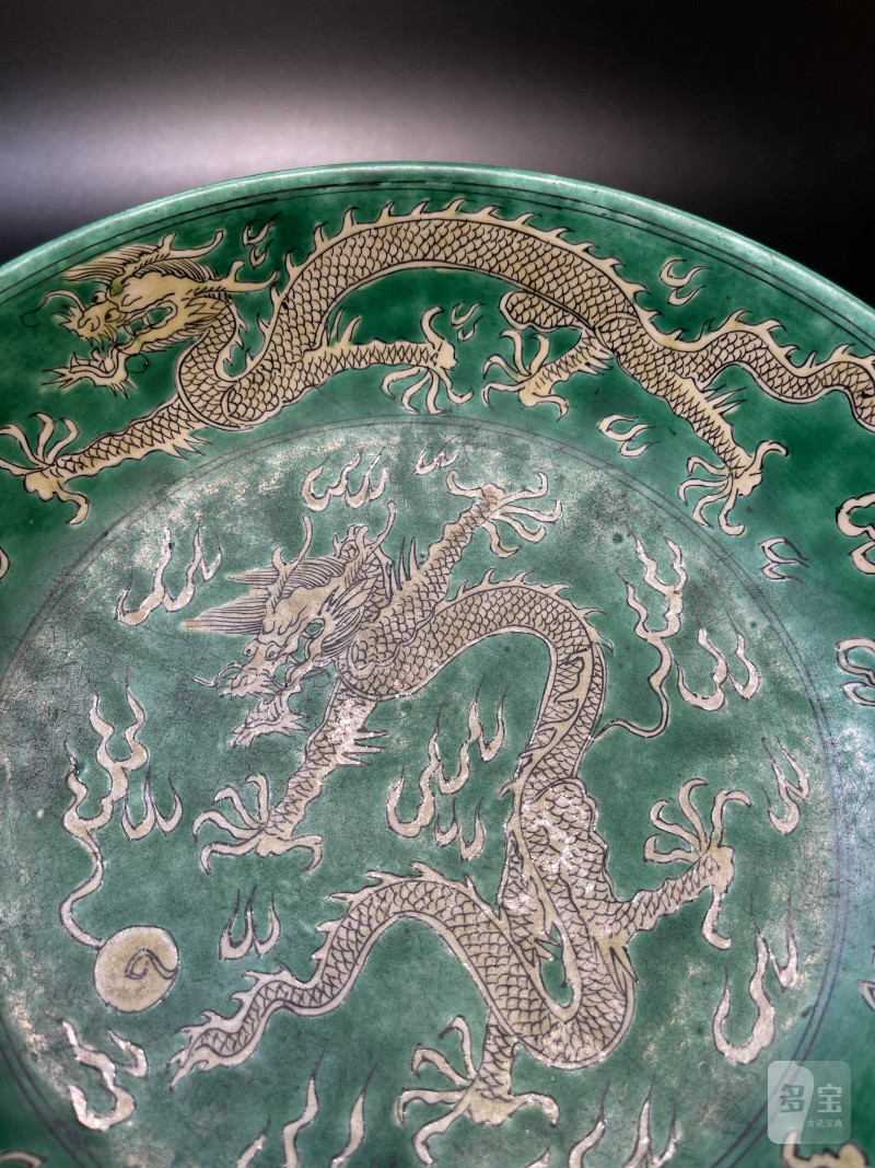 清康熙 苹果绿地黄彩云龙纹盘 - 图4